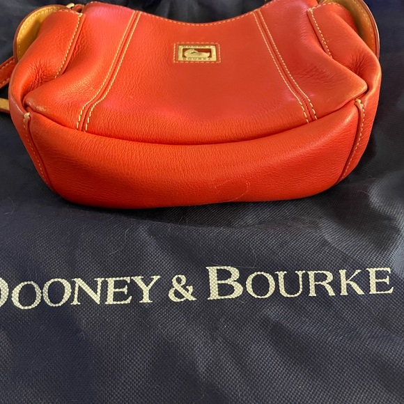DOONEY & BOURKE Red crossbody! Beautiful pebble leather! 😁 - Picture 4 of 11